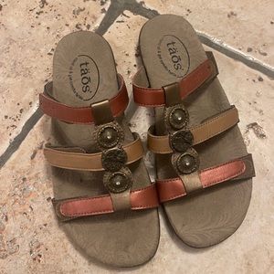 Taos size 6 multicolor sandal.